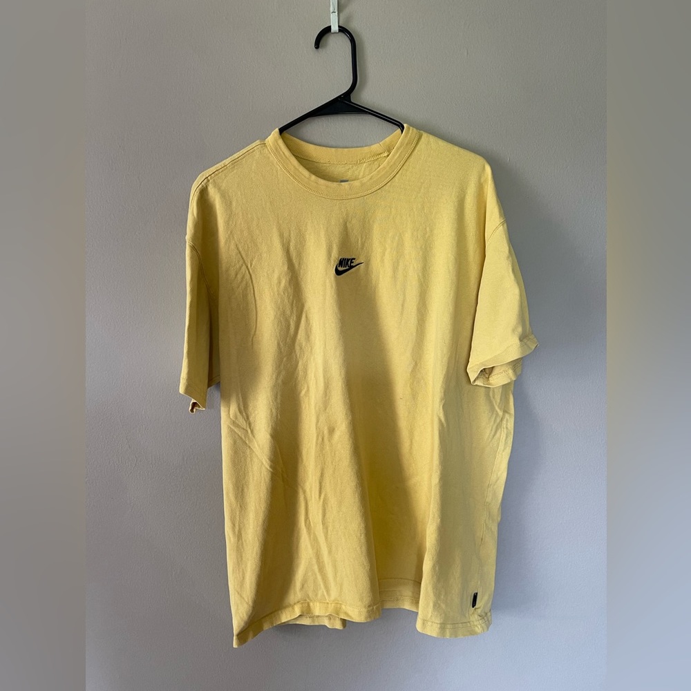 Nike Essential Tee Embroidered Men’s Large Yellow